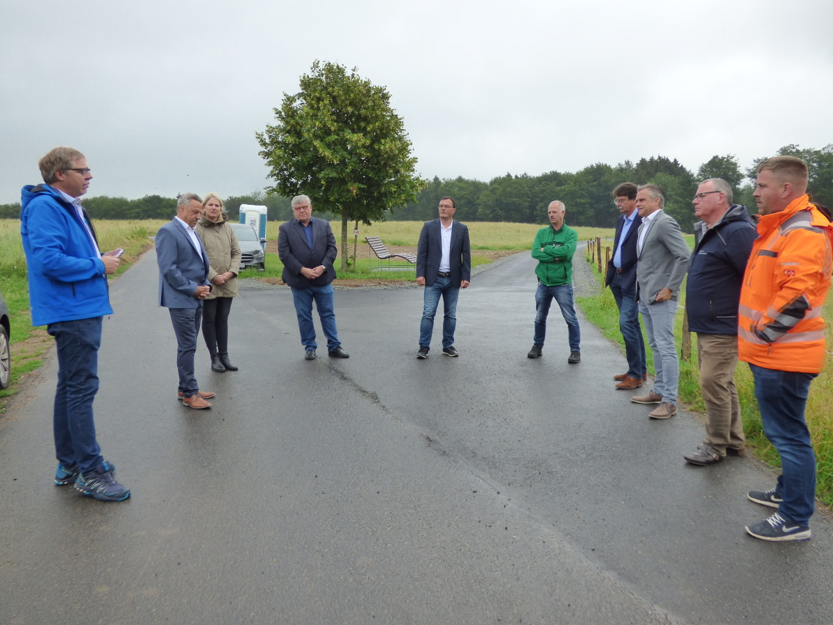 Vertreter der Kommunen, Behrden und ausfhrenden Firmen trafen sich zur Radweg-Freigabe. (Foto: red)