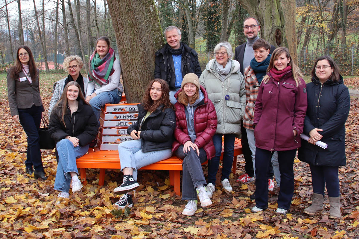 Schlerinnen der Schule Schloss Hagerhof mit Vertreterinnen des Frauenzentrums, Jugendtreffs, Gleichstellungsbeauftragter, Brgermeister Otto Neuhoff (Mitte) und Dr. Sven Neufert (Schulleiter). Foto: Stadt Bad Honnef