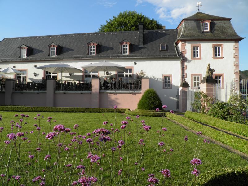 Von der Terrasse der Orangerie hat man einen herrlichen Ausblick auf den Franzsischen Garten und das Neuwieder Becken. Foto: privat