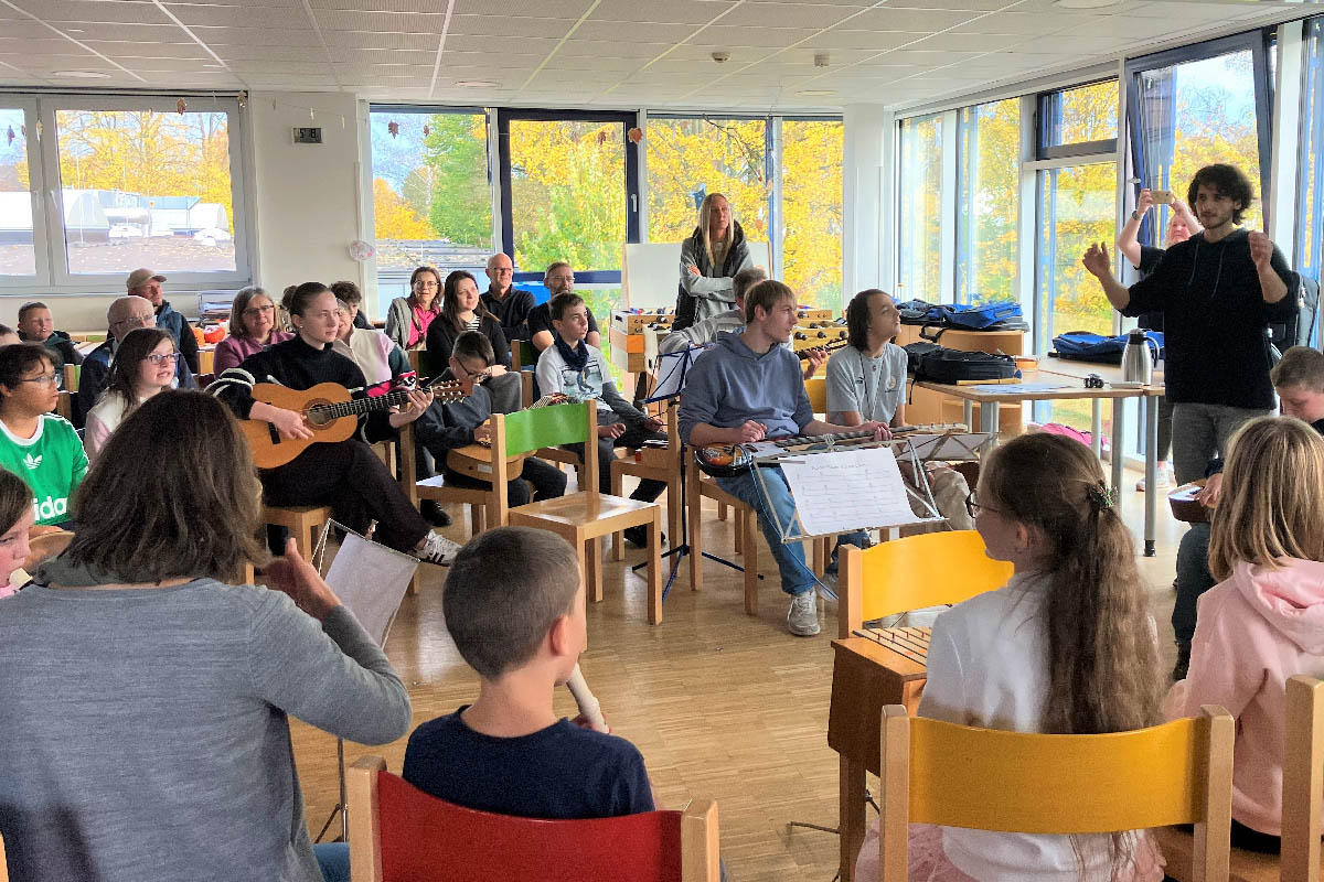  Ein Wochenende voller Musik: Die Teilnehmenden des Kunterbunt-Projekts probieren Instrumente aus und schaffen gemeinsam neue Klnge. Foto: Hannah Lehmann