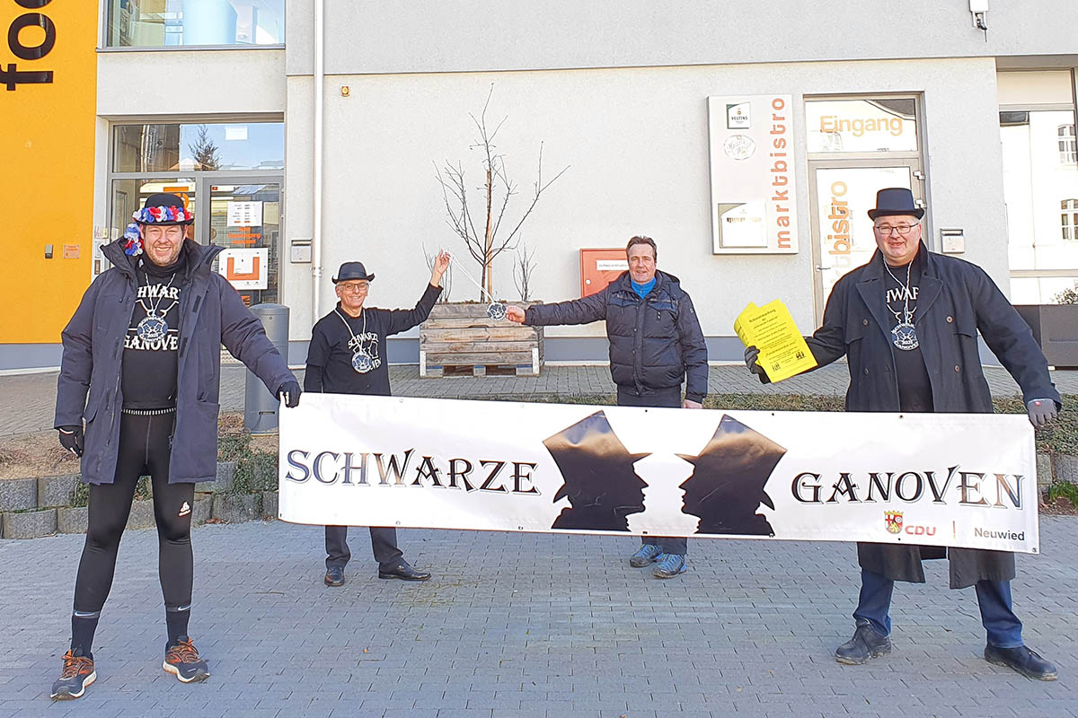 Die Schwarzen Ganoven (von links) Thorsten Dreistein-Faustmann, Georg Schuhen und Martin Monzen bei der bergabe des Karnevalordens an Hoteldirektor Jrg Germandi (2.v.r). Foto: CDU
