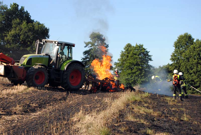 Ballenpresse und 2.500 Quadratmeter Feld geraten in Brand