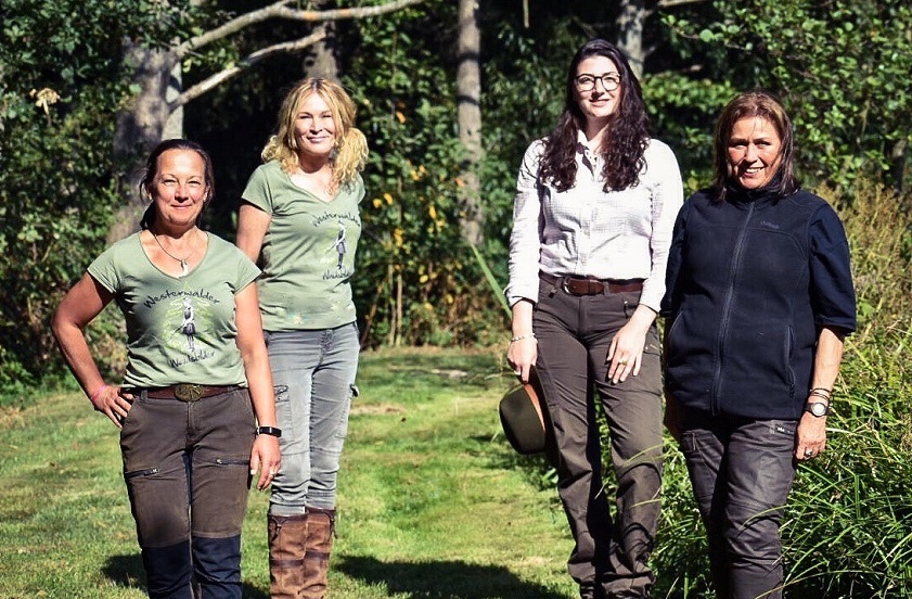 Das Orgateam v.l.: Kathrin Stehle, Andrea Oberholz, beide Kreisgruppe Neuwied, rheinland-pflzische Jagdknigin Joeline Remy-Weber, Carmen Eckardt Kreisgruppe Altenkirchen (Foto: Fachausschuss Jgerinnen KG AK)