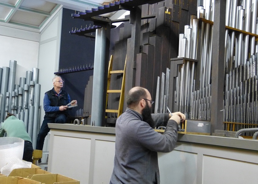 Orgelbaumeister Siegfried Merten demontiert die Orgel. Die Zinn-Prospektpfeifen sind bereits abgenommen und geben den Blick in das Innere des 2000 Pfeifen umfassenden Instruments frei. (Foto: Evangelische Kirchengemeinde)
