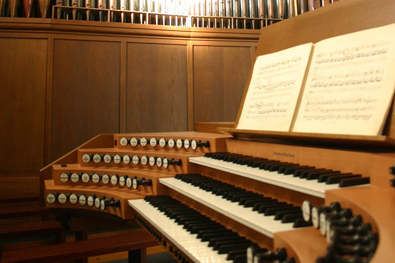 Die Verantwortlichen der Pfarreiengemeinschaft Bendorf hoffen, dass die Orgel der Medarduskirche schon bald wieder zur Marktmusik zum Abendluten erklingen darf. Foto: Stadt Bendorf