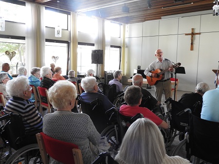 Gnter Orthey kam zu einem Liedernachmittag in das Marienhaus Altenzentrum St. Josef Betzdorf. (Foto: Altenzentrum St. Josef Betzdorf)