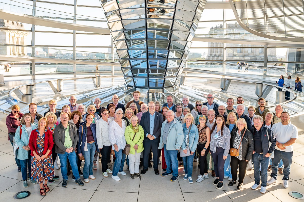 Gruppenfoto auf der Dachterrasse des Deutschen Bundestages (Foto: B�ro MdB Orthey)