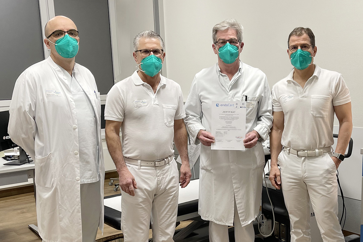 Von links: Die Operateure der Orthopdie am Standort Neuwied, Dr. C.-B. Curelaru, Dr. J. Kittani, Chefarzt Dr. M. Dcker und Dr. U. Taubert, freuen sich ber die Zertifizierung zum EndoProthetikZentrum der Maximalversorgung. Foto: Klinikum