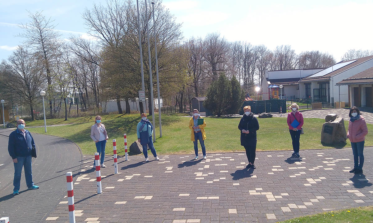 Die Teilnehmer der Ortsbegehung vom 22. April. Von links: Hans Dieter Geiger (1. Beigeordneter OG Windhagen), Bernadette Lambertz (Elternvertreterin), Nina Zammarelli (Elternvertreterin), Sanna Brix (Polizeiinspektion Straenhaus), Sabine Eggert (Unfallkasse RLP), Monika Alt (Erich-Kstner-Grundschule), Monika Reifenhuser (Leiterin Erich-Kstner-Grundschule). Bildquelle: VG Asbach.