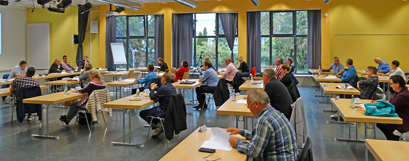 Vertreter der Verwaltung und ein Referent der Kommunalakademie Rheinland-Pfalz brachten die Ortsbeiratsmitglieder und -vorsteher auf den neuesten Stand. Foto: Stadt Neuwied