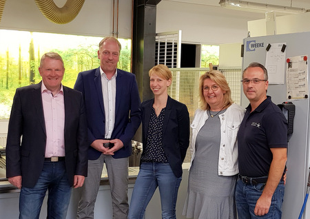 Brgermeister Bernd Brato, Wirtschaftsfrderer Michael Becher, Oscar-Architektin
Kerstin Heider, Kerstin Puderbach und Geschftsfhrer Urs Bauer in der Oscar-Werkstatt. (Foto: pr)
