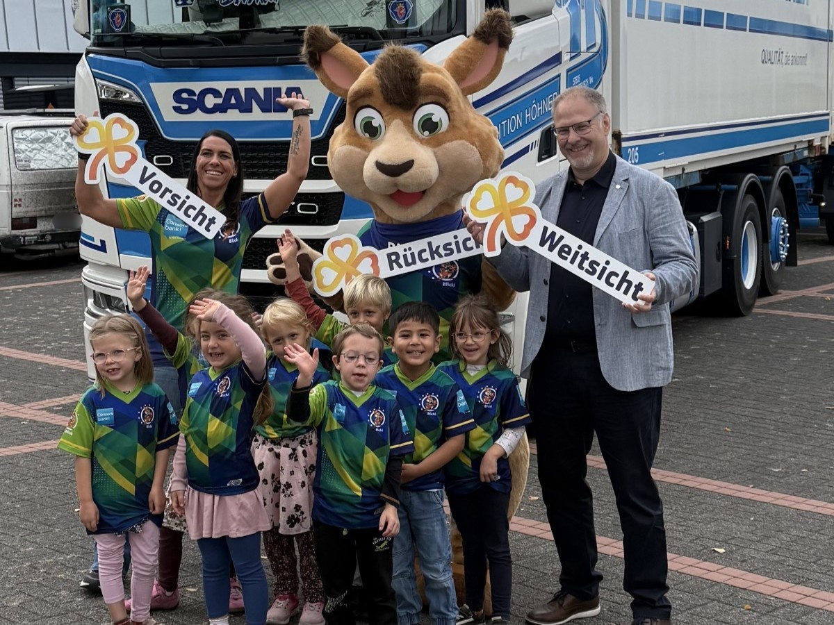 Tinka Oschmann und Harald Orthey �ben an der Kindertagesst�tte in Berod bei Wallmerod Verkehrssicherheit (Foto: B�ro MdB Orthey)
