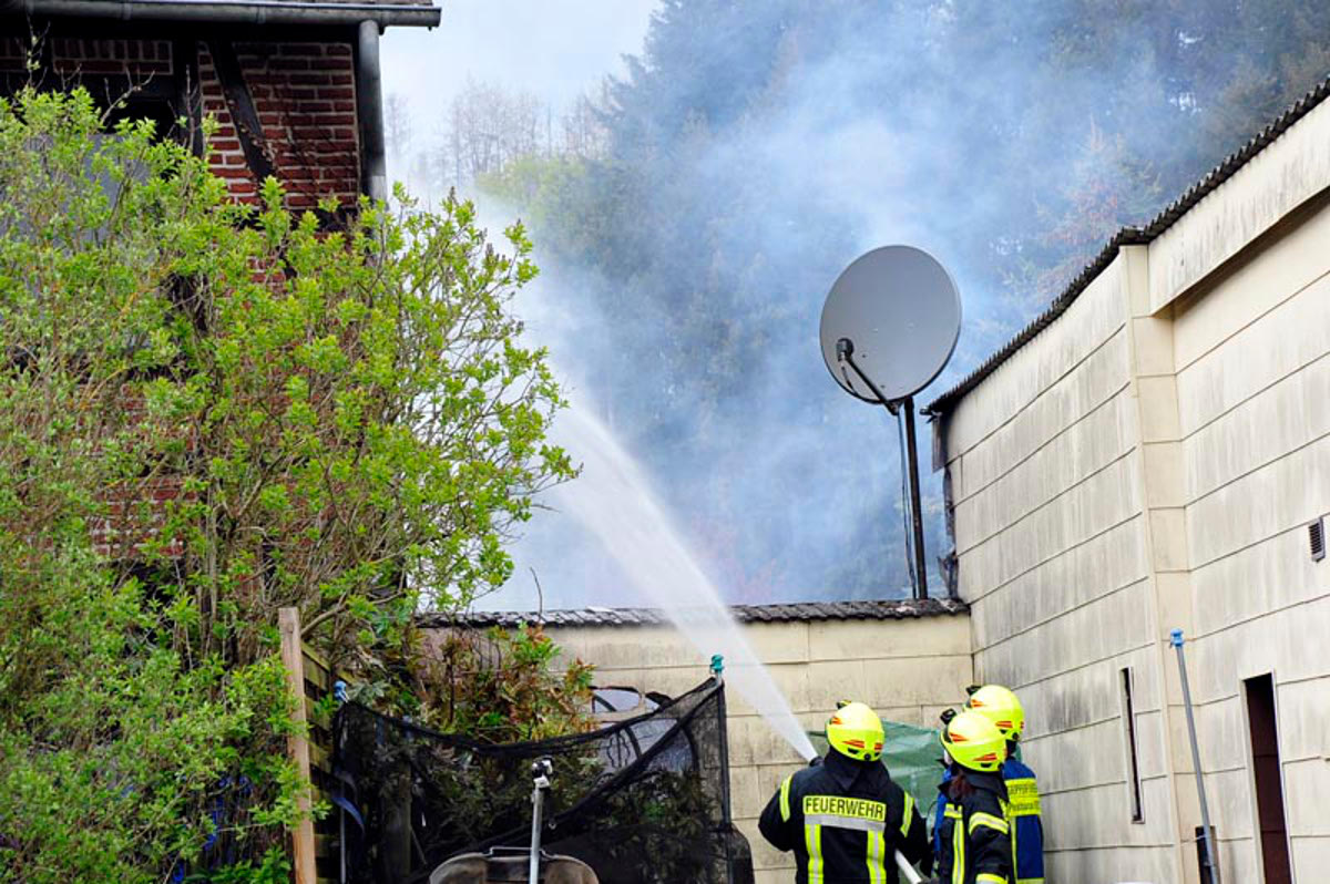 Die Feuerwehr hatte den Gebudebrand in Obersteinebach schnell unter Kontrolle. Fotos: KK