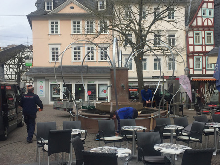 Es geht los: Auf dem Groen Markt in Montabaur haben die Arbeiten zum Aufbau des Osterbrunnens begonnen. (Foto: Verbandsgemeindeverwaltung Montabaur)