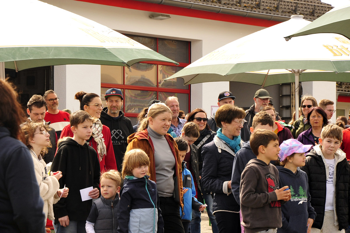 Horhausen war wieder das Mekka des Ostereier-Weitwurfs - zahlreiche Besucher nahmen teil