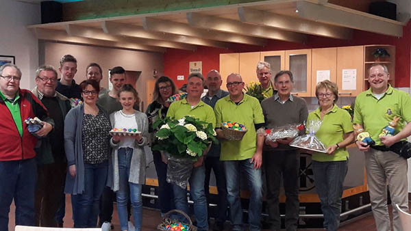 Lasst Blumen sprechen hie es frhlingsgerecht auch diesmal bei der Wahl des Sonderpreises, den sich der 1. Brudermeister Thomas Over (Mitte) hchstpersnlich schoss. Foto: Verein