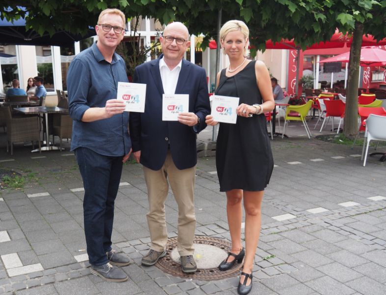 Brgermeister Michael Kessler freut sich mit Werner Prmm und Celina Klingenberg von der Wirtschaftsfrderung ber den WLAN-Hotspot am Kirchplatz. Foto: privat