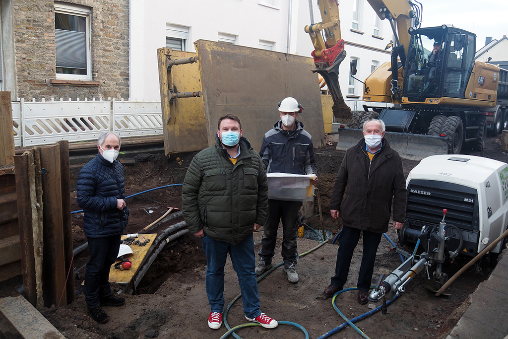 Tauschten sich ber den Stand der Sanierungsmanahme aus: (v.l.n.r.) Siegfried Psch von den Stadtwerken, Brgermeister Christoph Mohr, Markus Gutgesell von der Firma Brger und der Erste Beigeordnete Bernhard Wiemer. Fotos: Stadt Bendorf