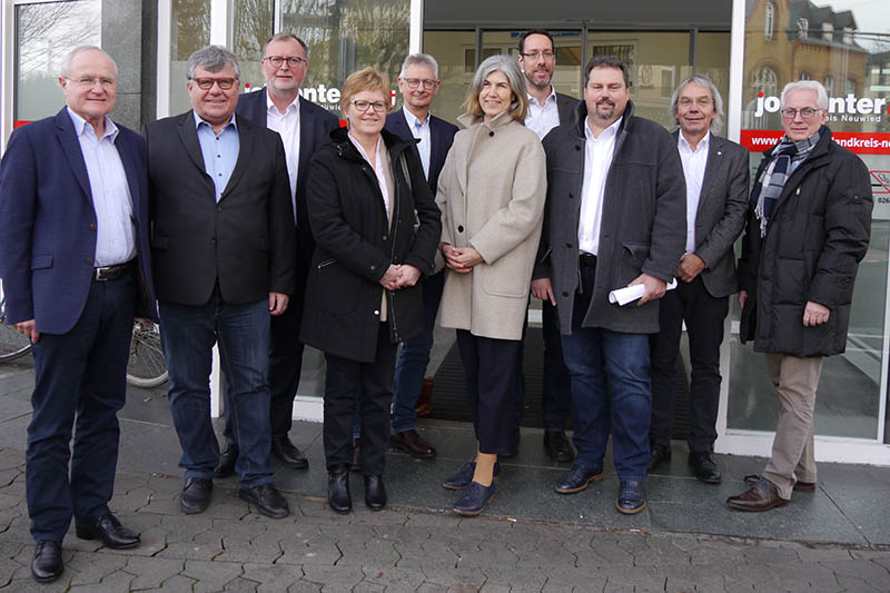 Von links: Manfred Plag (Geschftsfhrer), Michael Mahlert (Vorsitzender der Trgerversammlung), Karl-Ernst Starfeld (Leiter Arbeitsagentur Neuwied), Agnes Ulrich, Helmut Neitzert, Anita Baljevic, Mario Grgens, Michael Christ, Frank Potthast (Stellvertretender Geschftsfhrer Jobcenter), Volker Mendel. Foto: pr