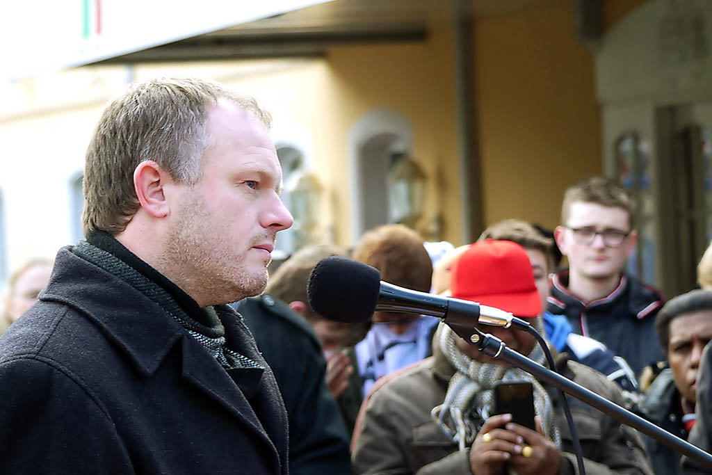 In Neuwied fand die zentrale Gedenkfeier in der Synagogen-Gasse statt. Hier Oberbrgermeister Jan Einig bei seiner Rede. Fotos: Josef Dehenn 