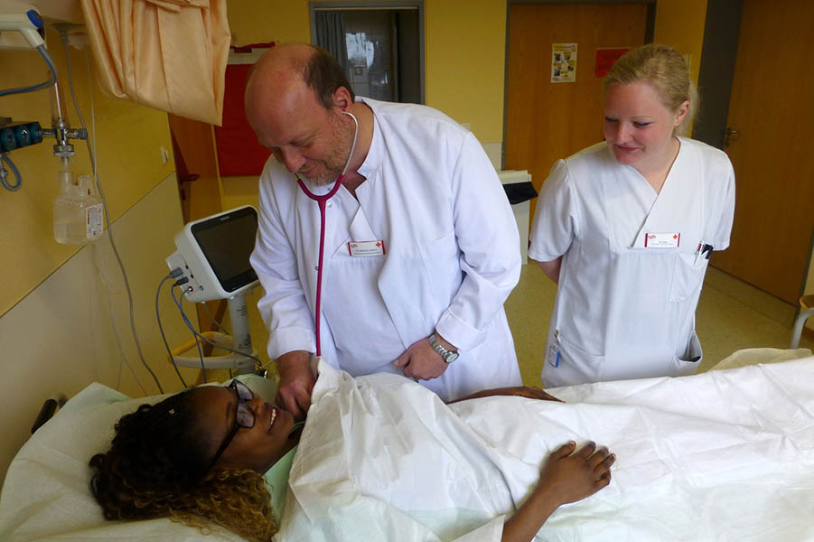 Dr. Mathias Solbach mit Schwester Carolin bei der Visite. Fotos: Reinhard Panthel