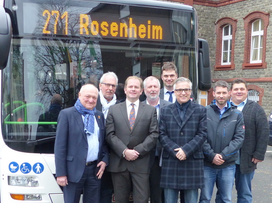 Die Verantwortlichen des Verkehrsverbundes Rhein-Mosel (VRM), des Kreises und der Westerwaldbahn prsentierten in Altenkirchen die neuen Buslinien und auch eines der neuen Fahrzeuge. (Foto:Kreisverwaltung Altenkirchen)