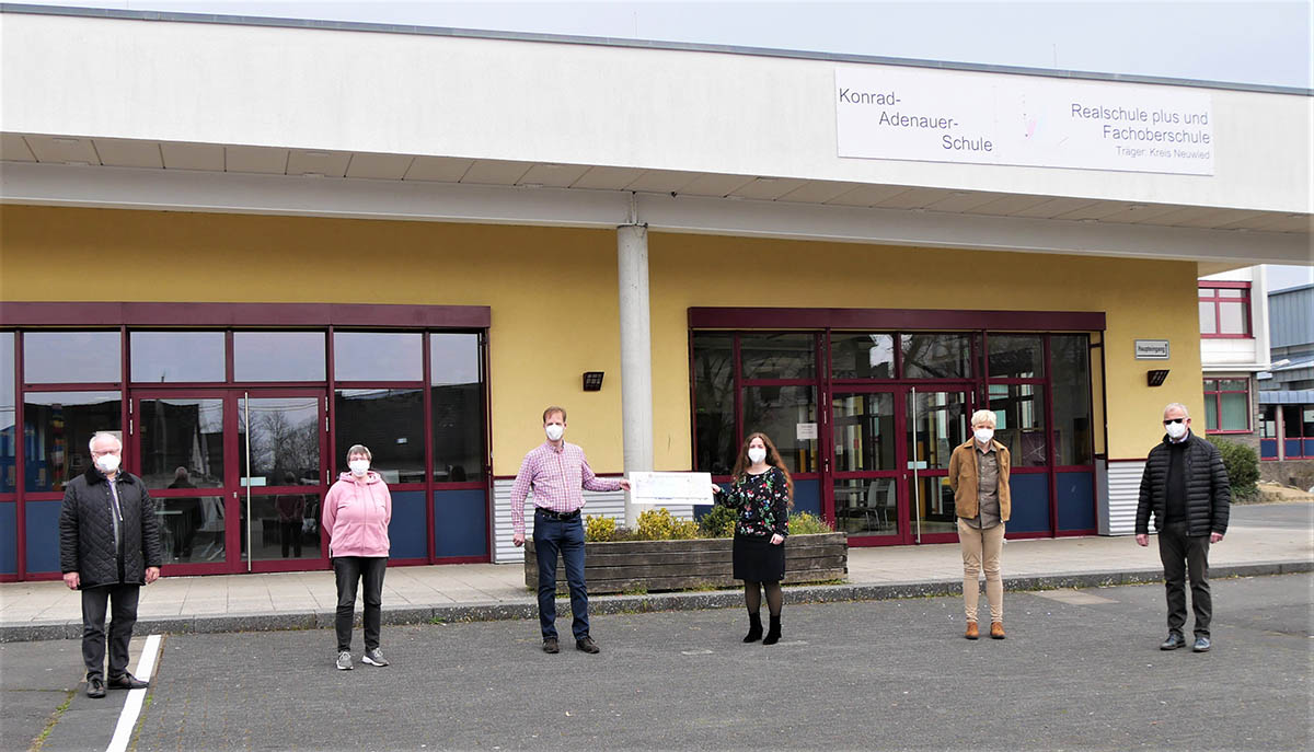 Von links: Hellmuth Buhr (Vors. Frderverein LC Rhein-Wied), Marion Centini (Vors. Frderverein Konrad-Adenauer-Schule Asbach), Christoph Freitag (LC Rhein-Wied), Sabrina Ketzer (Leiterin Blserklasse), Sabine Hacker (Schulleiterin) sowie Lothar Rser (Prsident LC Rhein-Wied). Foto: privat