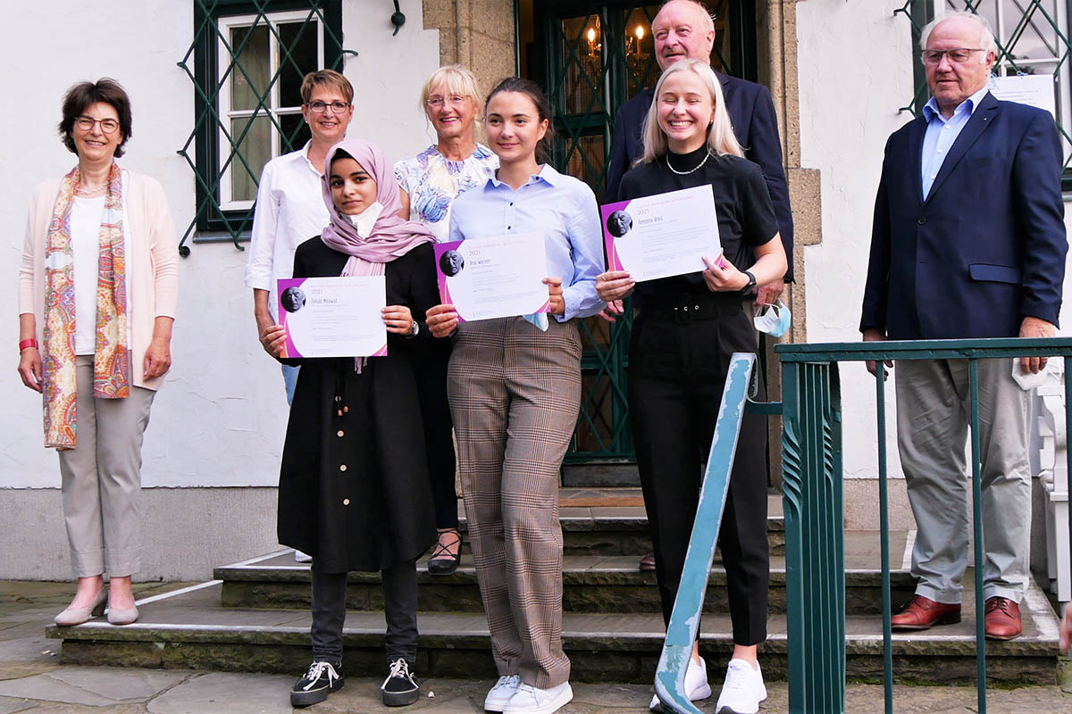 Von links: Dr. Corinna Franz (Geschftsfhrerin der Stiftung Bundeskanzler Adenauer Haus), Brbel Schlzchen (LC Rhein-Wied), Rehab Meawad, Ingeborg Mende (Vizeprsidentin LC Rhein-Wied), Ana Werner, Antona Breil, Konrad Adenauer, Hellmuth Buhr (Vors. Frderverein LC Rhein-Wied). Foto: privat