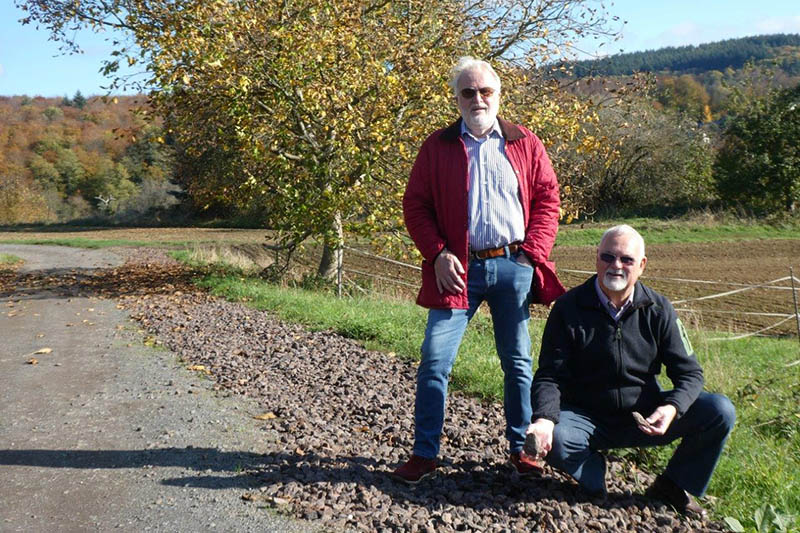 Ortsvorsteher Rolf Lhmar (kniend) und sein Stellvertreter Lothar Hess freuen sich ber neue Versickerungsflchen, die berschwemmungen in Oberbieber verhindern helfen sollen. Foto: HVO