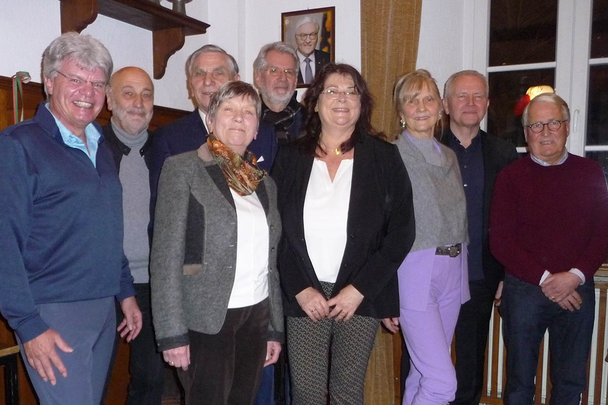 Von links: Horst Baermann, Tom Weing�rtner, Wilfried Meitzner, Gisela Meitzner, Wolfgang Ruland, Gabriele Baermann (Vorsitzende), Daniela G�hrken-Bell, Karlheinz G�hrken, Clemens von Weichs. Foto: GVU