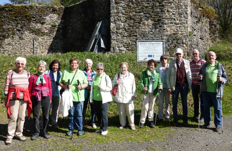 Bad Marienberger Wanderfreunde an der Klosterruine Seligenstadt. Foto: privat