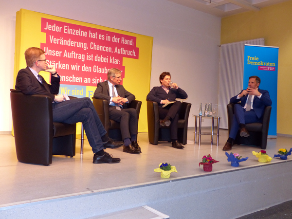 Von links nach rechts: Moderator Marcello Peerenboom, Wolfgang Clement, Dr. Hubertus Porschen, Dr. Kai Rinklake. Fotos: Privat
