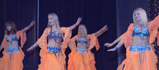 Bereits zum dritten Mal waren die orientalischen Tanzgruppen des TuS Hachenburg im Theater Eitorf zu Gast. (Foto: Verein)