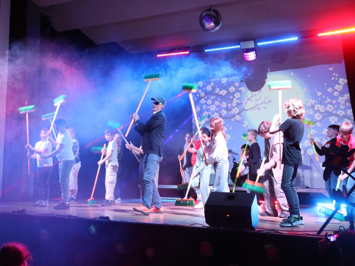 Der Rhythmus machts! Eine abwechslungsreiche Choreographie mit wirbelnden Besen beeindruckte das Publikum der Primavera-Talentshow. Der "Sunny Besen Rock" der Klasse 6.3 wurde von Tobias Brckner einstudiert. (Foto: Gregor Berlin)
