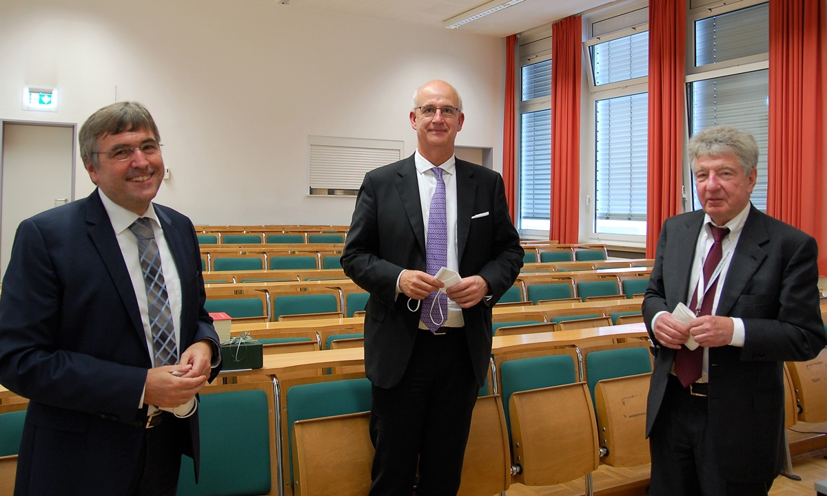 Im Anschluss an eine aufschlussreiche Veranstaltung zum Thema Patientenverfgung im Diakonie Klinikum Jung-Stilling bedankte sich Geschftsfhrer Dr. Josef Rosenbauer (links) bei den Referenten Dr. Wilhelm Wolf (Mitte) und Professor Dr. Carl-Friedrich Gethmann
(Foto: PM)