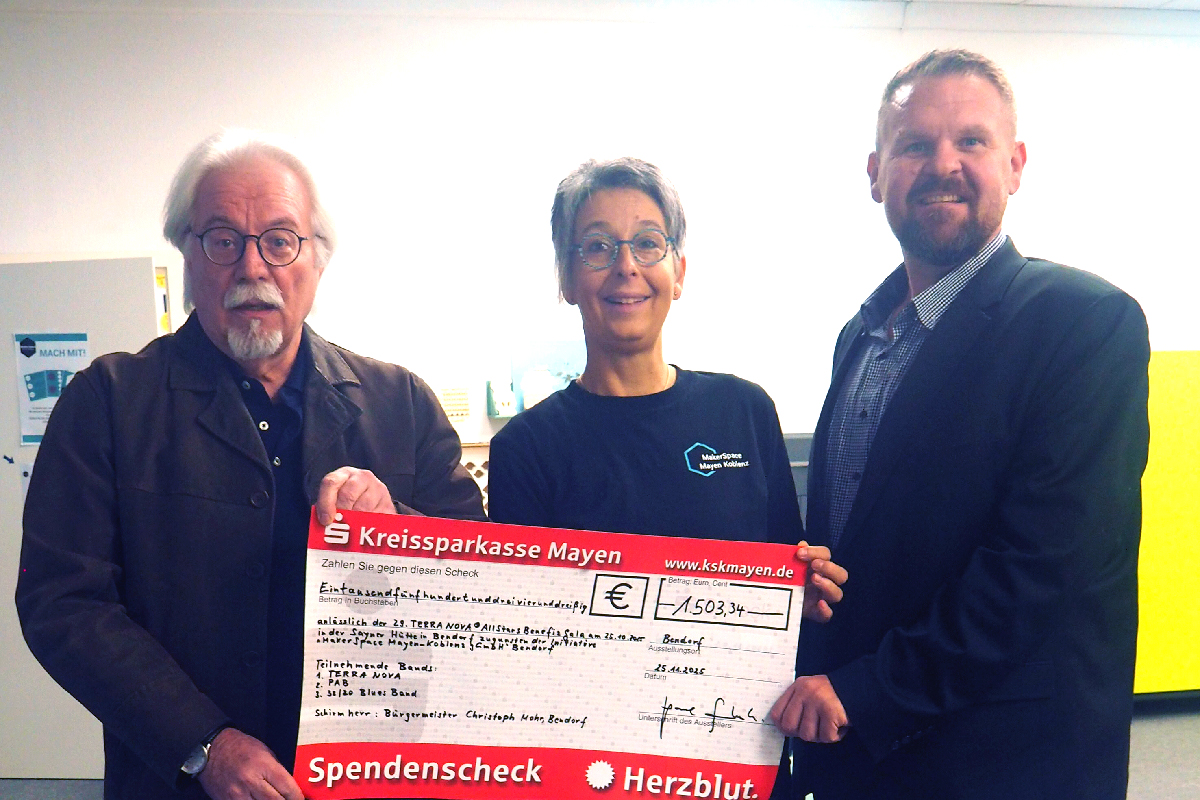 Erfolgreiche Benefizgala: Paul Schuh bergibt Scheck an "MakerSpace" Mayen-Koblenz