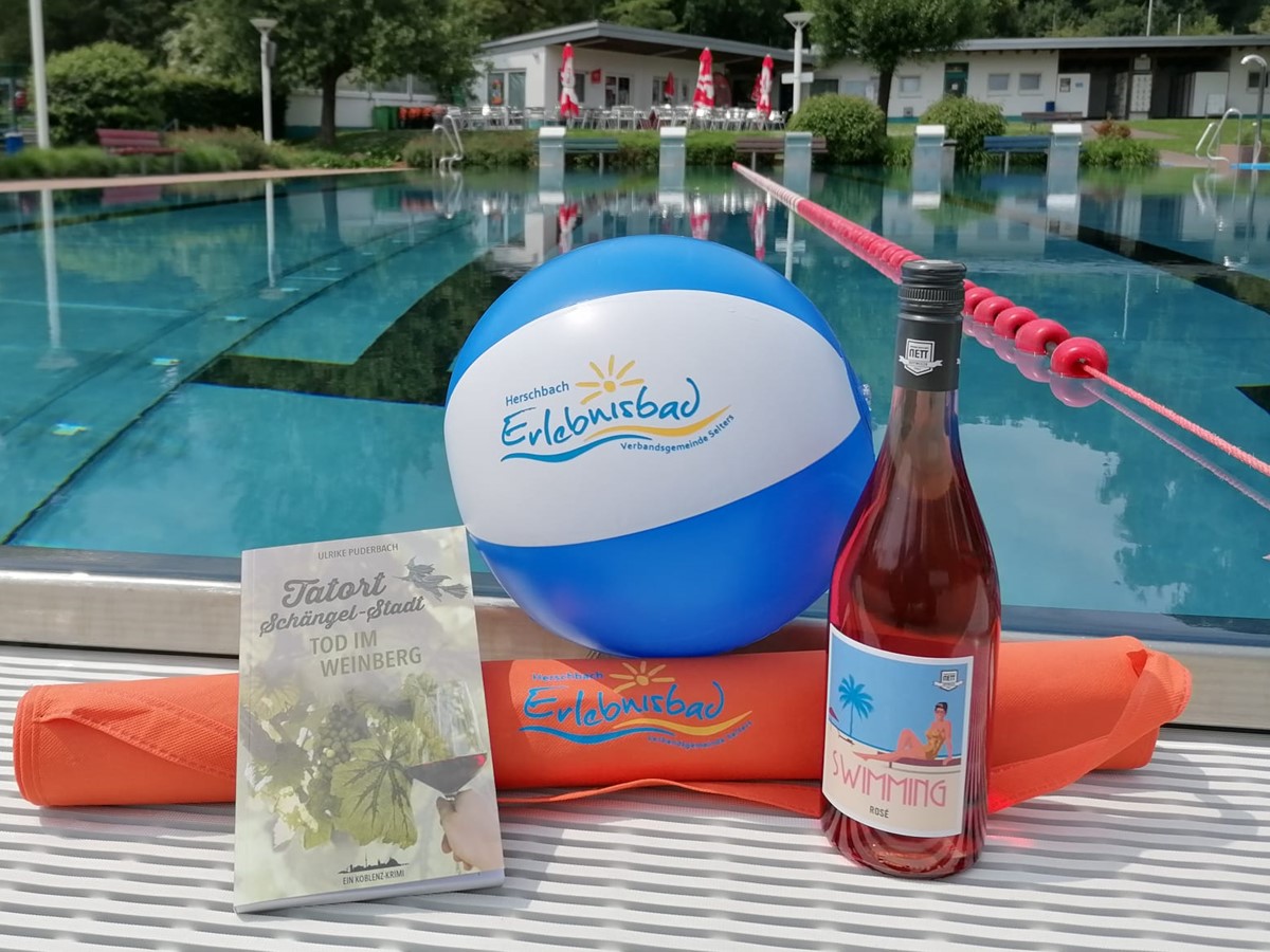 In gemtlicher Atmosphre gibt es eine Lesung mit Weinprobe im Freibad. (Foto: Veranstalter)