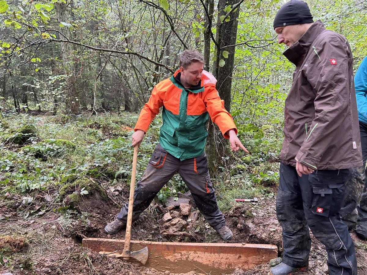 Freiwillige beim Bau von Sohlschwellen, um die Tiefenerosion eines Grabens zu verringern, damit das Wasser l�nger im Wald gehalten wird. (Foto: Forstamt Hachenburg und Waldbildungszentrum)