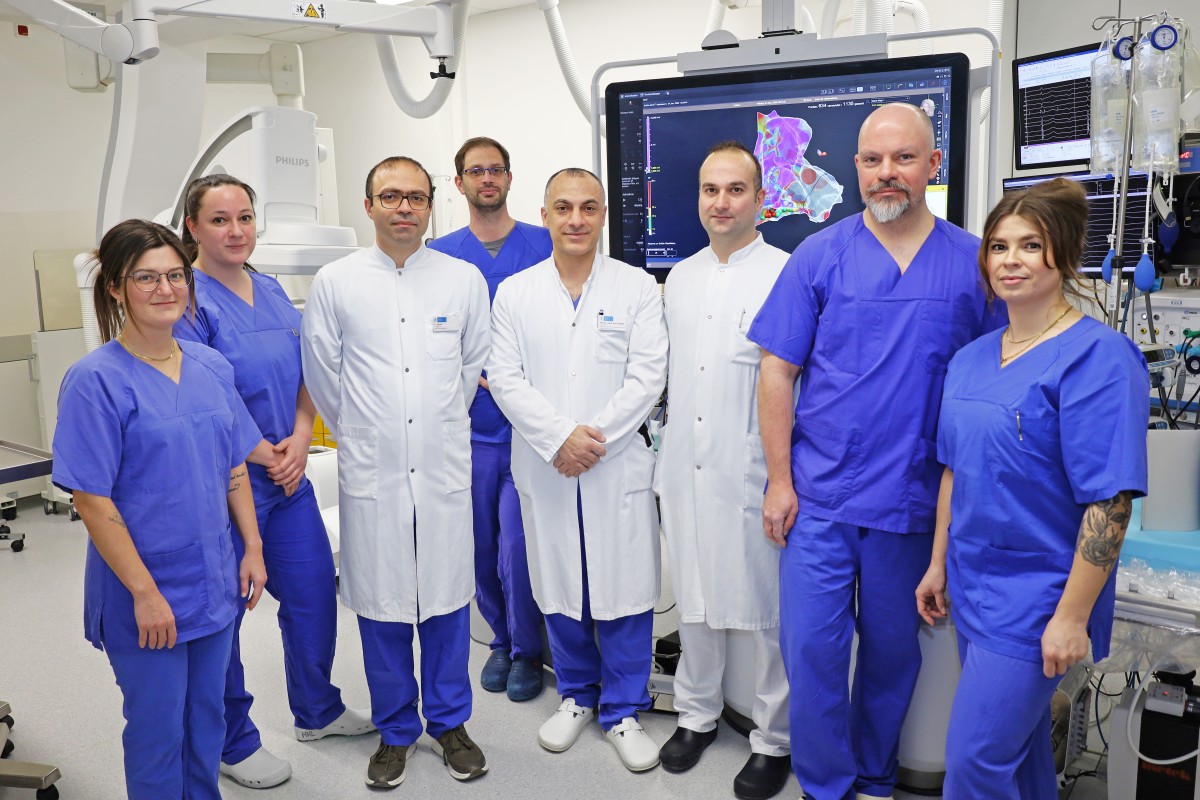 PD Dr. Erol Saygili (Mitte) und das Team des Herzkatheterlabors nach der ersten erfolgreichen Pulse Field Ablation im St. Marien-Krankenhaus. (Foto: Marien Gesellschaft Siegen gGmbH)