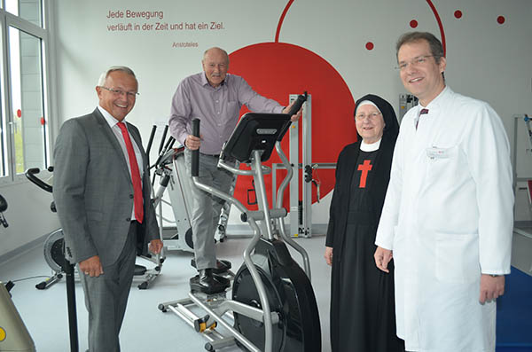 Frdervereinschef Helmut Reith tritt krftig in die Pedale und testet den neuen Crosstrainer: (v.l.n.r.) Achim Hallerbach, stellvertretender Vorsitzender des Frdervereins, Helmut Reith, Vorsitzender des Frdervereins, Oberin Schwester Gabriela und Chefarzt der Inneren Medizin, Marc Weyer. Foto: pr