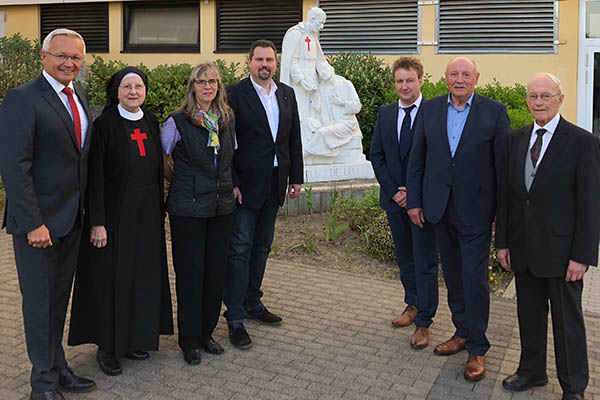 Der neue Vorstand des Frdervereins DRK Kamillus Klinik Asbach (v.l.n.r.): Landrat Achim Hallerbach, Provinzialoberin Schwester Gabriela, Ursula Welzel, Brgermeister Michael Christ, Nicki Billig, Vorsitzender Helmut Reith und Prlat Wilhelm Hhner.