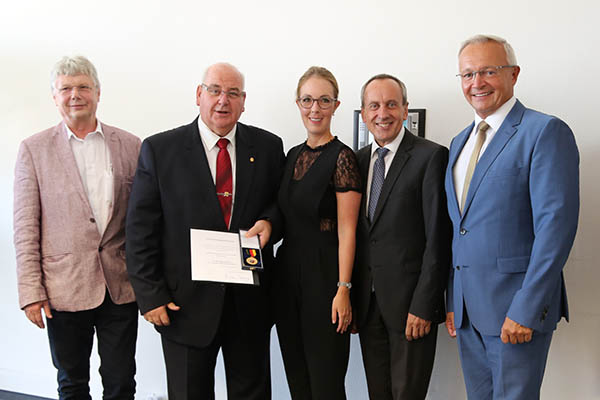 Zahlreiche Gratulanten begleiteten die Feierstunde (v.r.n.l.): Landrat Achim Hallerbach, Kulturminister Professor Dr. Konrad Wolf, Landtagsabgeordnete Ellen Demuth, Hermann-Josef Esser und der 1. Beigeordnete der VG Bad Hnningen, Reiner W. Schmitz. Foto: Kreisverwaltung