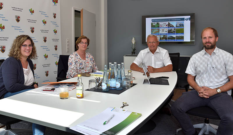 (v.l.n.r.) Gabi Schfer, Ina Heidelbach und Landrat Achim Hallerbach informierten sich bei dem Klimawandel-Anpassungs-Coach Christian Kotremba ber die Folgen und Strategien im Umgang mit dem Klimawandel im Landkreis Neuwied. Foto:Kreisverwaltung