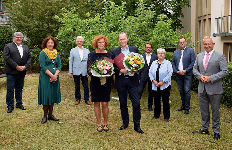 Von links: Landrat Achim Hallerbach, Abteilungsleiter Rdiger David, Gleichstellungsbeauftragte Doris Eyl-Mller, stellvertretender Abteilungsleiter Zentrale Dienste Oliver Honnef, Frank Laupichler, Mechthild Laupichler, Kreisbeigeordneter Werner Wittlich, Personalratsvorsitzende Birgit Eisenhuth und 1. Kreisbeigeordneter Michael Mahlert. Foto: Kreisverwaltung