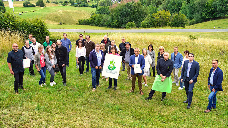 Die Initiatoren der neuen Regionalvermarktungsinitiative Naturgenuss-Gastgeber", Jrg Hohnadl von der Kreiswirtschaftsfrderung (Mitte links), Irmgard Schrer vom Naturpark Rhein-Westerwald (Mitte) sowie Landrat Achim Hallerbach (Mitte rechts) prsentieren gemeinsam mit Gastronomen und Touristiker das Logo der Initiative. Foto: Kreisverwaltung