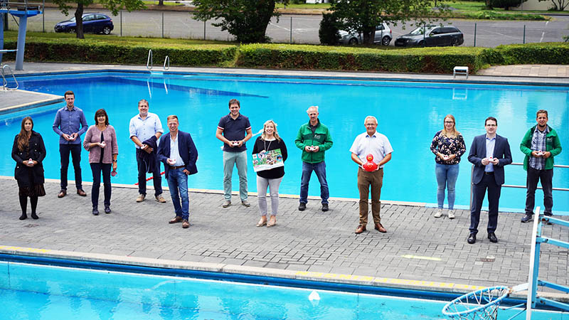 Der Touristische Arbeitskreis prsentieren gemeinsam mit Landrat Achim Hallerbach und dem Team der Wirtschaftsfrderungsgesellschaft des Landkreises Neuwied im Wiedtalbad in Hausen die neue Kindererlebnis-Broschre mit zahlreichen Erlebnistipps und Freizeitbeschftigungen. Foto: Kreisverwaltung