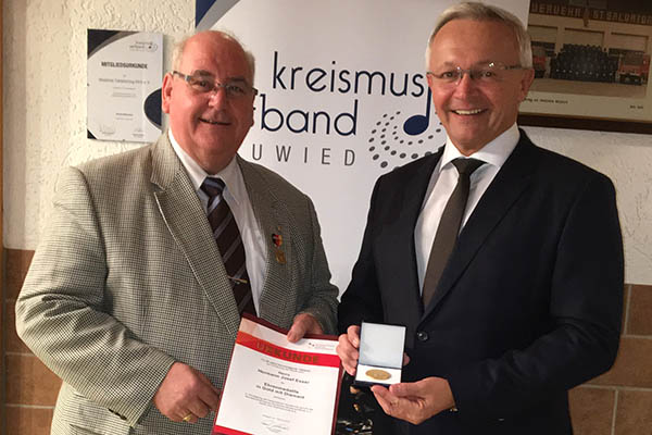 Kreismusikverbandsvorsitzender Achim Hallerbach (rechts) gratuliert Hermann-Josef Esser und berreicht ihm die besondere Auszeichnung der Bundesvereinigung Deutscher Musikverbnde. Foto: Kreismusikverband