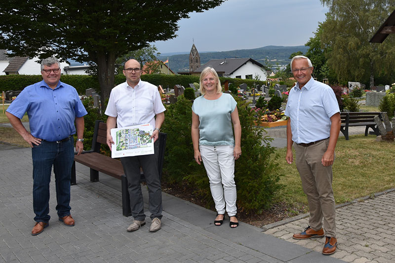 Ortsbrgermeister Stefan Betzing (2.v.l.) erlutert gemeinsam mit der 1. Beigeordnete Dagmar Gombert Landrat Achim Hallerbach (4.v.l.) und dem 1. Kreisbeigeordneten Michael Mahlert (1.v.l.) die Umgestaltungsplne vor Ort auf dem Friedhof der Gemeinde Dattenberg. Foto: Kreisverwaltung