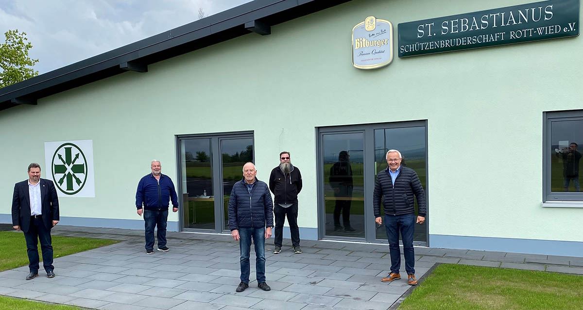 Strahlende Gesichter nach kleinem Rundgang durch das neue Schtzenhaus: (von links) Brgermeister Michael Christ, Ortsbrgermeister Thomas Junior, Vereinsvorsitzender Johann Wallau, Schiemeister Karlheinz Weltner und Landrat Achim Hallerbach. Foto: Kreisverwaltung