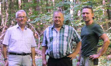 Erster Stadtbeigeordneter Gerd Frink, der PEFC-Auditor Christof Riedesel und Revierfrster Steffen Koch (von links) beim Rundgang durch den Stadtwald. (Foto: Verbandsgemeindeverwaltung Montabaur) 